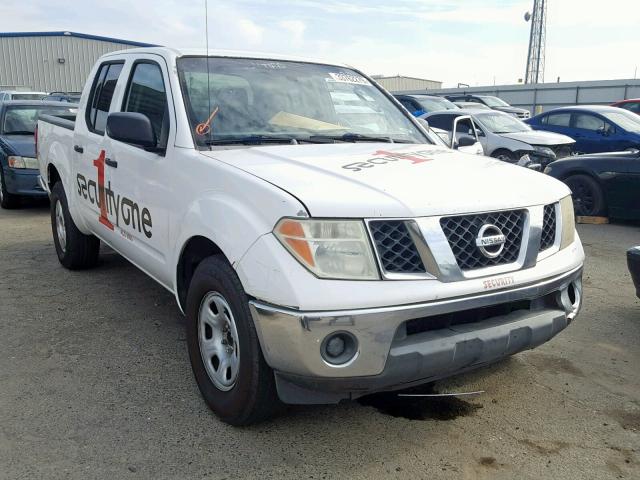 1N6AD07U56C449843 - 2006 NISSAN FRONTIER C WHITE photo 1