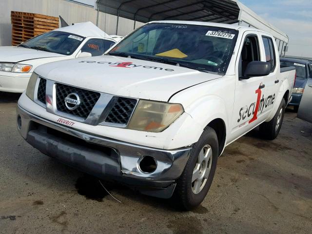 1N6AD07U56C449843 - 2006 NISSAN FRONTIER C WHITE photo 2