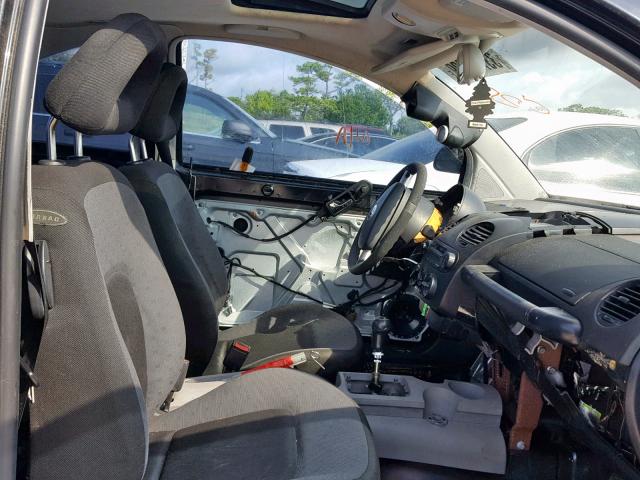 3VWCD21C8YM493163 - 2000 VOLKSWAGEN NEW BEETLE შავი ფოტო 5