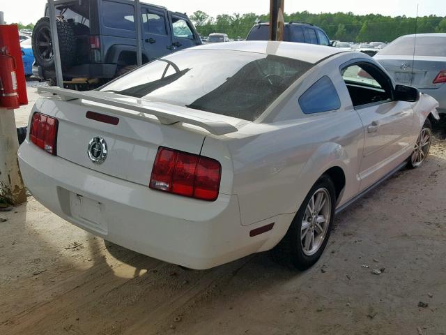 1ZVFT80N365126311 - 2006 FORD MUSTANG WHITE photo 4