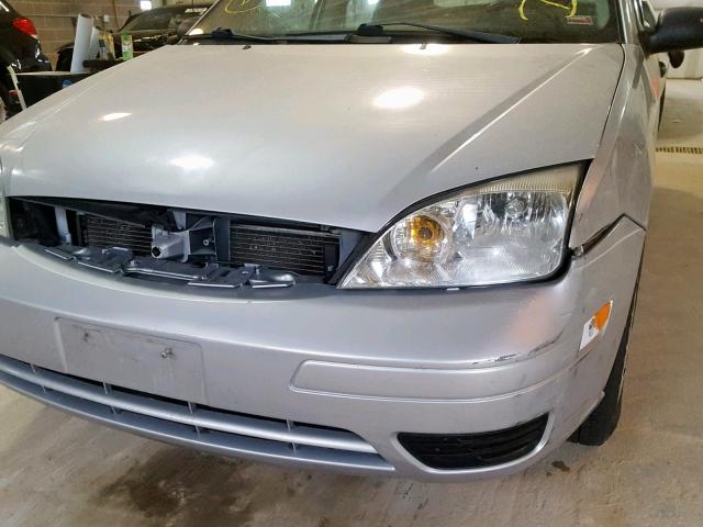 1FAFP34N86W247534 - 2006 FORD FOCUS ZX4 SILVER photo 9