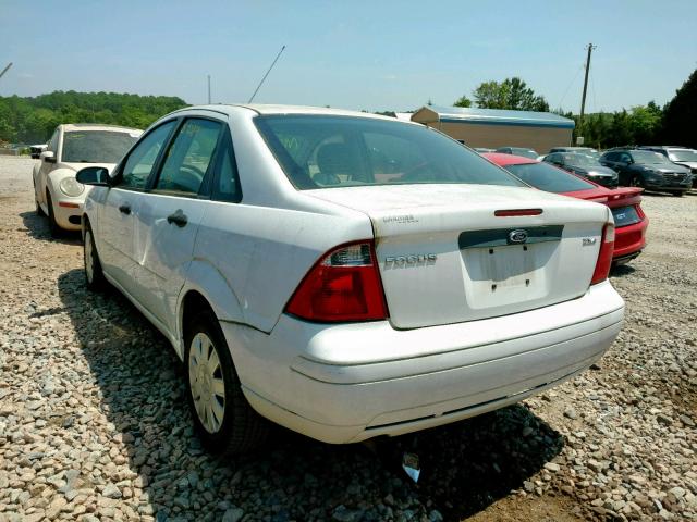 1FAFP34N05W196545 - 2005 FORD FOCUS ZX4 WHITE photo 3