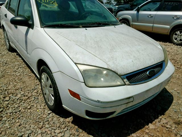 1FAFP34N05W196545 - 2005 FORD FOCUS ZX4 WHITE photo 9