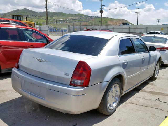 2C3JA53G65H157028 - 2005 CHRYSLER 300 TOURIN SILVER photo 4