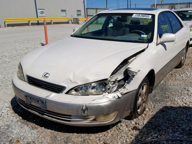 JT8BF22G1V0061635 - 1997 LEXUS ES 300 WHITE photo 2