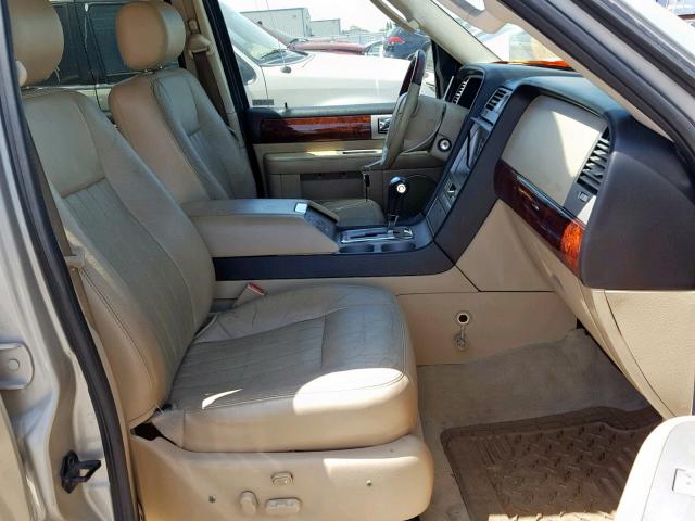 5LMFU28585LJ20721 - 2005 LINCOLN NAVIGATOR ბეჟი ფოტო 5