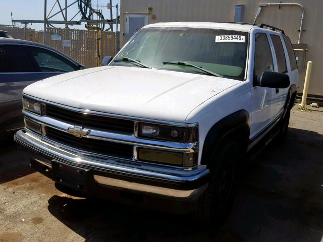 1GNEK13R4TJ357610 - 1996 CHEVROLET TAHOE WHITE photo 2