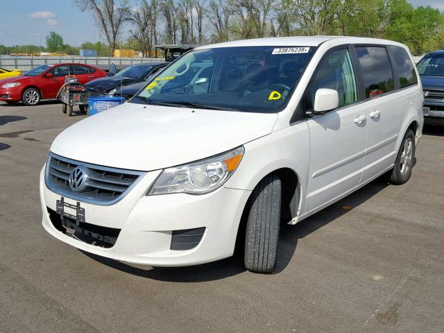 2V8HW34119R501475 - 2009 VOLKSWAGEN ROUTAN SE WHITE photo 2