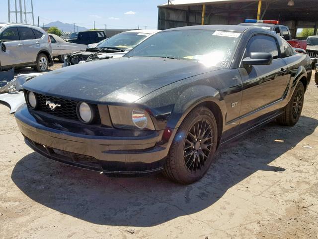 1ZVFT82H775198962 - 2007 FORD MUSTANG GT BLACK photo 2