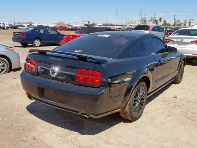 1ZVFT82H775198962 - 2007 FORD MUSTANG GT BLACK photo 4