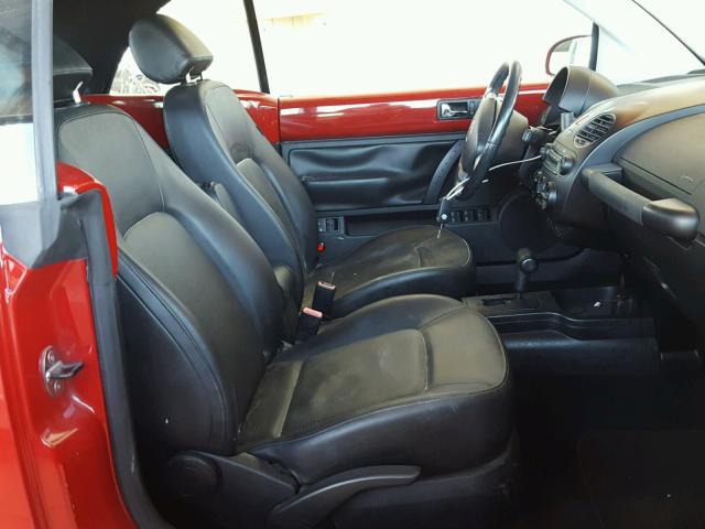 3VWRF31Y38M415458 - 2008 VOLKSWAGEN NEW BEETLE Rot Foto 5