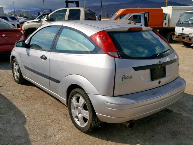 3FAFP31384R117093 - 2004 FORD FOCUS ZX3 SILVER photo 3