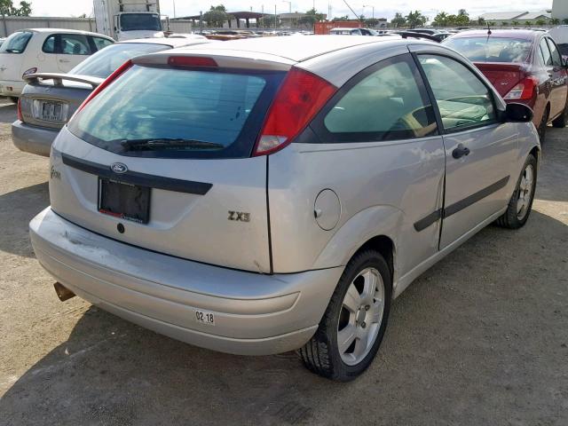 3FAFP31384R117093 - 2004 FORD FOCUS ZX3 SILVER photo 4