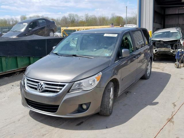 2V4RW3D10AR295513 - 2010 VOLKSWAGEN ROUTAN SE GRAY photo 2