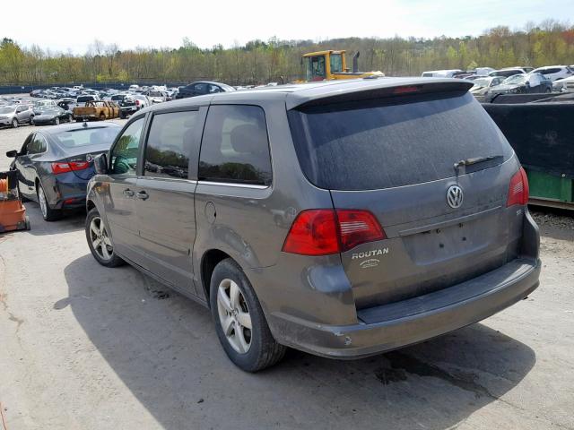 2V4RW3D10AR295513 - 2010 VOLKSWAGEN ROUTAN SE GRAY photo 3