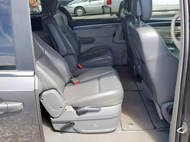 2V4RW3D10AR295513 - 2010 VOLKSWAGEN ROUTAN SE GRAY photo 6