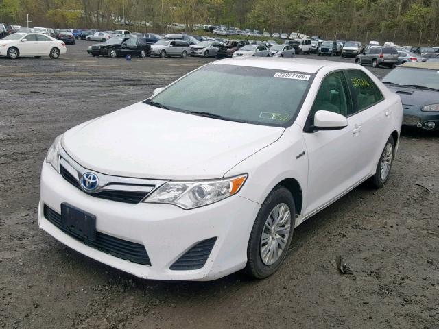 4T1BD1FK8DU075258 - 2013 TOYOTA CAMRY HYBR WHITE photo 2