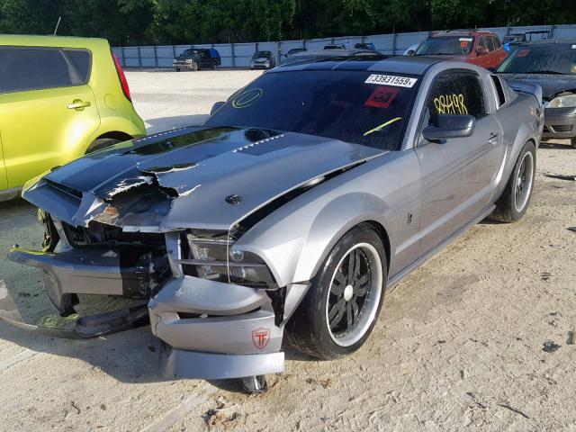 1ZVFT82H675305287 - 2007 FORD MUSTANG GT SILVER photo 2