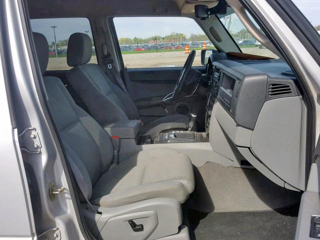 1J8HG48N66C131486 - 2006 JEEP COMMANDER SILVER photo 5