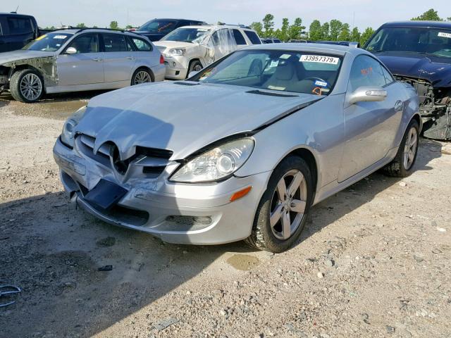 WDBWK54F76F110385 - 2006 MERCEDES-BENZ SLK 280 SILVER photo 2