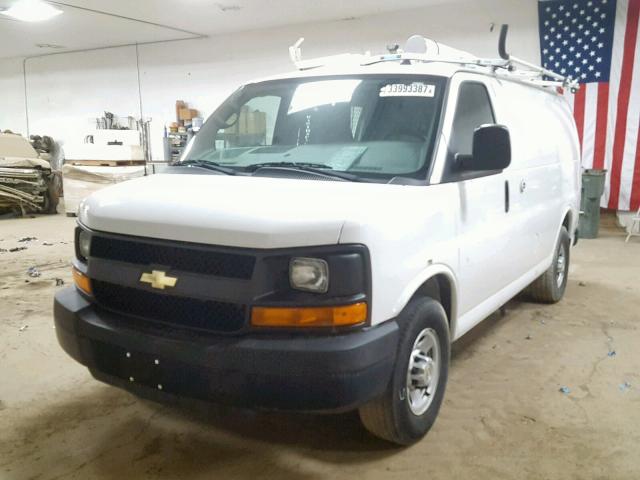 1GCWGFCB3D1902440 - 2013 CHEVROLET EXPRESS G2 WHITE photo 2