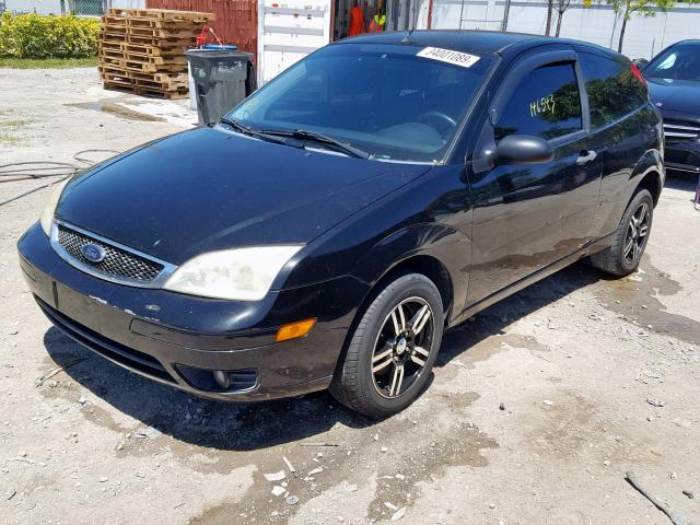 1FAFP31N46W184694 - 2006 FORD FOCUS ZX3 BLACK photo 2