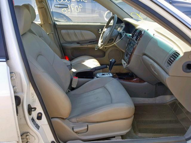 KMHWF35H22A547109 - 2002 HYUNDAI SONATA GLS WHITE photo 5