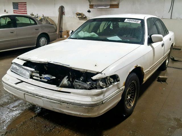 2FALP74W0TX135992 - 1996 FORD CROWN VICT WHITE photo 2