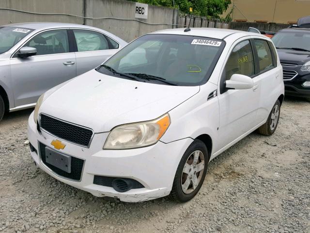 KL1TD66E49B635965 - 2009 CHEVROLET AVEO LS WHITE photo 2