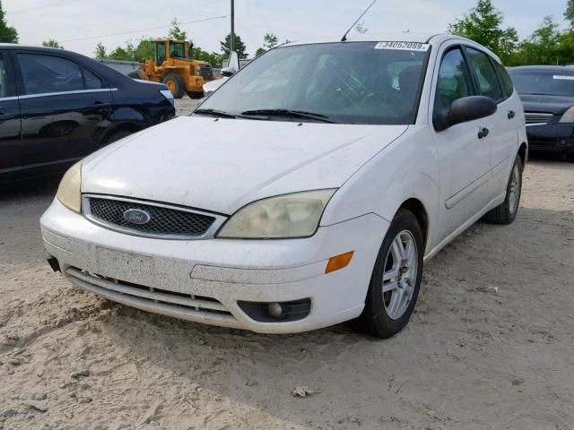 3FAFP37N45R148139 - 2005 FORD FOCUS ZX5 WHITE photo 2