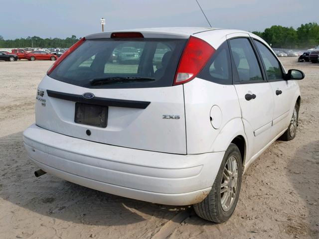 3FAFP37N45R148139 - 2005 FORD FOCUS ZX5 WHITE photo 4