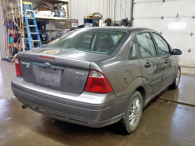 1FAFP34N25W109406 - 2005 FORD FOCUS ZX4 GRAY photo 4