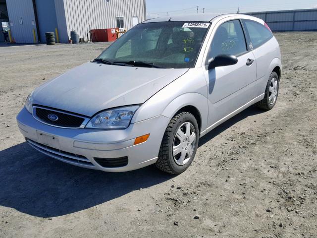 1FAFP31NX7W130379 - 2007 FORD FOCUS ZX3 SILVER photo 2