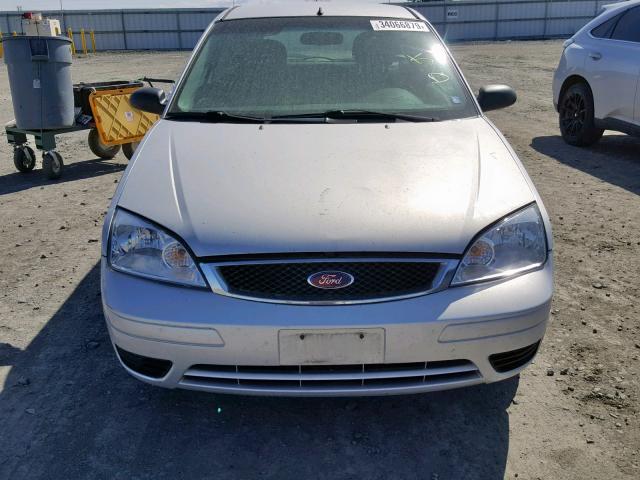 1FAFP31NX7W130379 - 2007 FORD FOCUS ZX3 SILVER photo 9