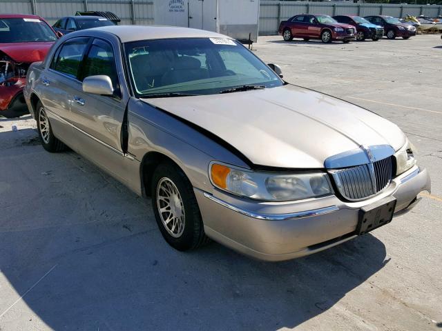 1LNHM82W8XY707118 - 1999 LINCOLN TOWN CAR S GOLD photo 1