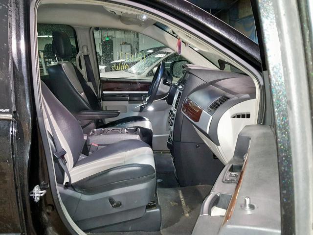 2A4RR8D12AR422612 - 2010 CHRYSLER TOWN & COU BLACK photo 5