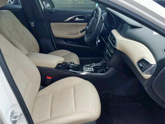 SJKCH5CP6JA045674 - 2018 INFINITI QX30 BASE WHITE photo 5