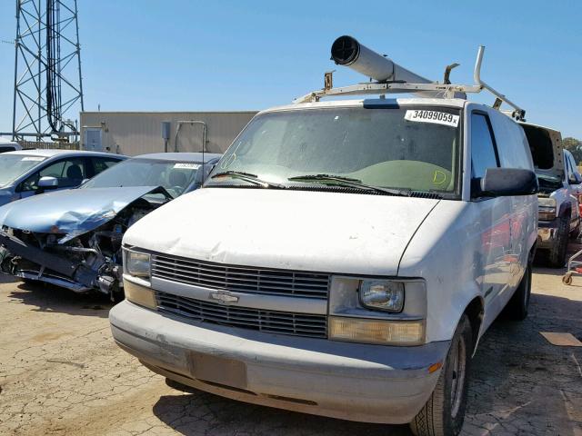 1GCDM19W2WB212611 - 1998 CHEVROLET ASTRO WHITE photo 2