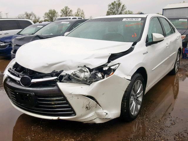 4T1BD1FKXHU212920 - 2017 TOYOTA CAMRY HYBR WHITE photo 2