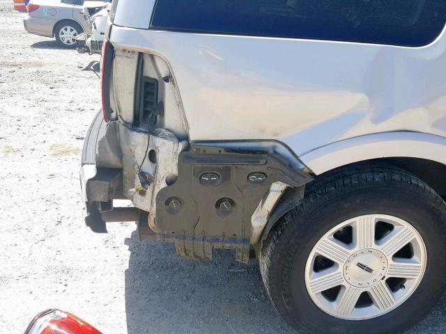 5LMFU27R04LJ10090 - 2004 LINCOLN NAVIGATOR 银色 照片 9
