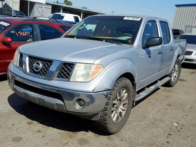 1N6AD07U15C402176 - 2005 NISSAN FRONTIER C SILVER photo 2