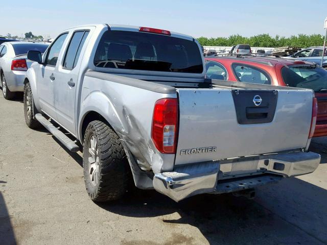 1N6AD07U15C402176 - 2005 NISSAN FRONTIER C SILVER photo 3