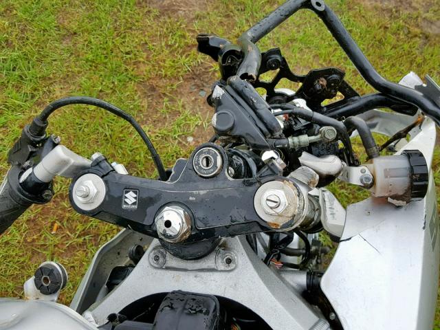 JS1VP53A332103726 - 2003 SUZUKI SV650 SILVER photo 8