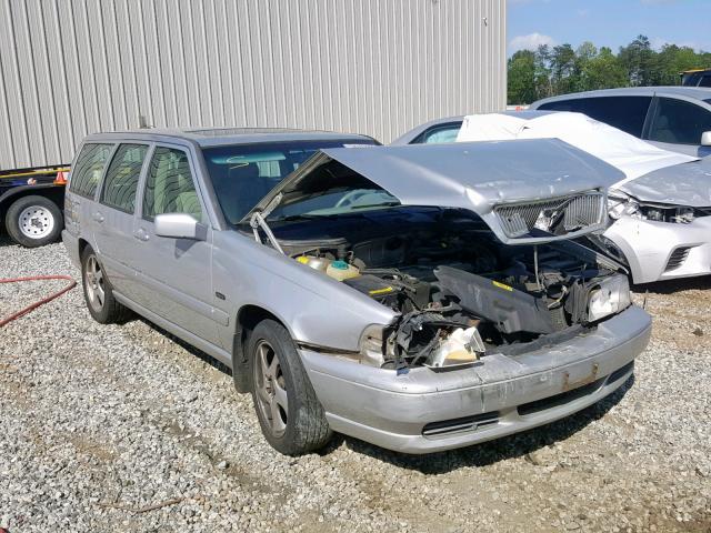 YV1LW5379W2398625 - 1998 VOLVO V70 T5 TUR SILVER photo 1