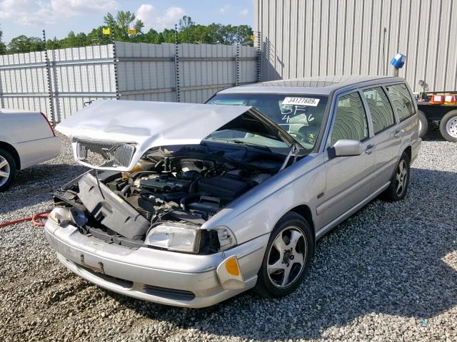 YV1LW5379W2398625 - 1998 VOLVO V70 T5 TUR SILVER photo 2