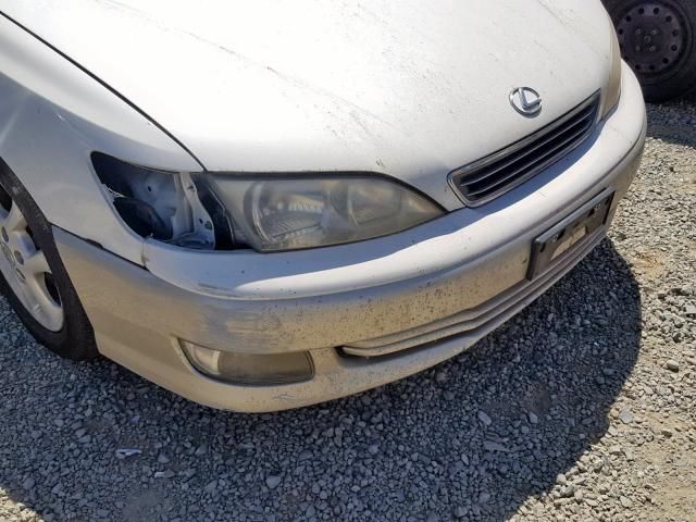 JT8BF28GX10333679 - 2001 LEXUS ES 300 WHITE photo 9