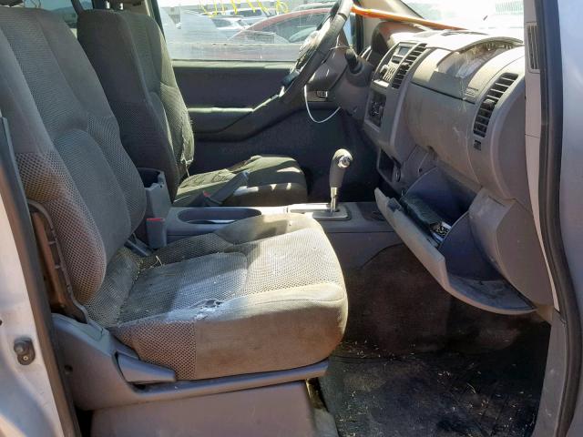 1N6AD07U35C445224 - 2005 NISSAN FRONTIER C SILVER photo 5