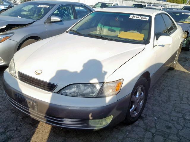 JT8BF28GXW5040942 - 1998 LEXUS ES 300 WHITE photo 2