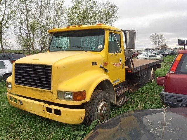 1HTSCABM1XH657118 - 1999 INTERNATIONAL 4000 4700 YELLOW photo 2