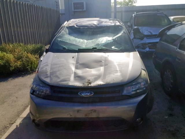 1FAHP3GN6AW125509 - 2010 FORD FOCUS SES GRAY photo 9